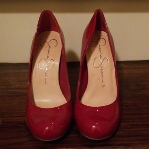 Read pattern leather pumps